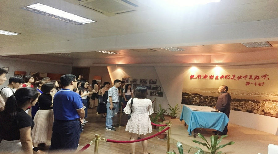 参观厦门经济特区纪念馆.jpg